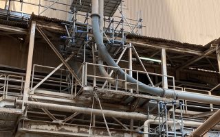 lắp đặt tại nhà máy đường ống chống mài mòn thép lót sứ ceramin