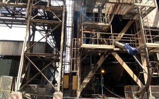 lắp đặt tại nhà máy đường ống chống mài mòn thép lót sứ ceramin